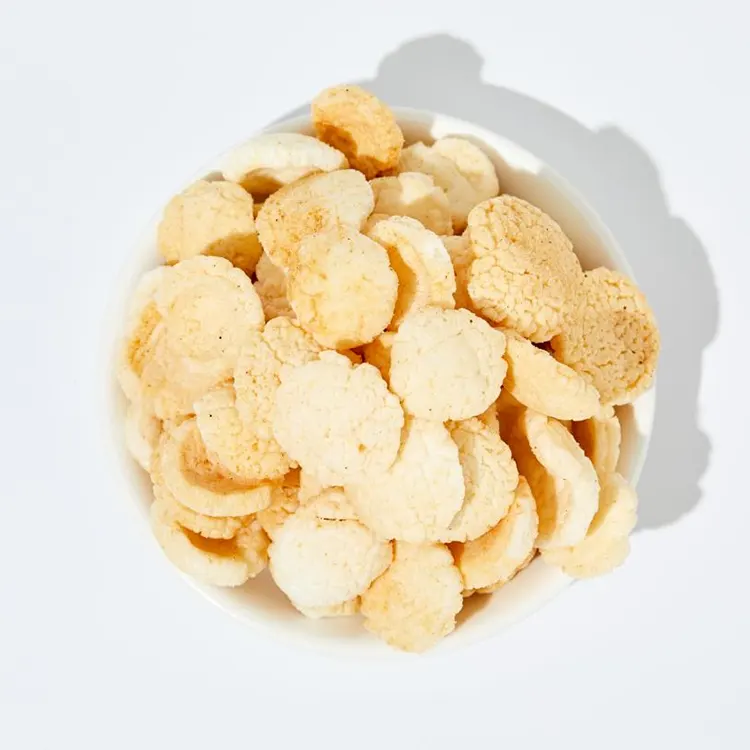 2,5 kg de tranches de craquelins de riz croustillants aromatisés au sel et au poivre